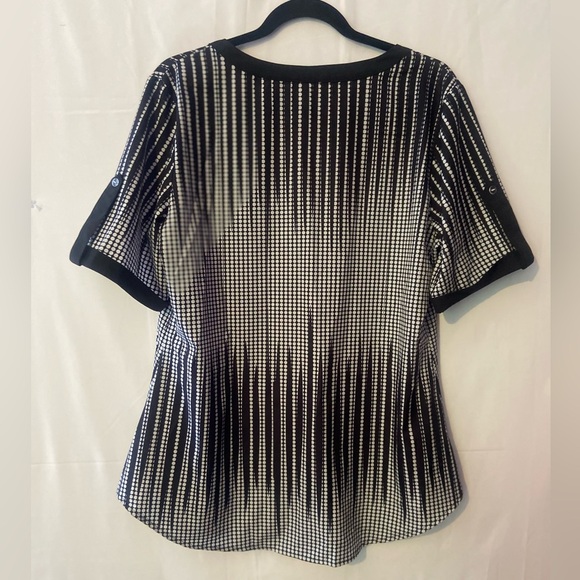 Size Large top feels silky and cool. Light. Dress shirt, short sleeve, loose. - Picture 3 of 7